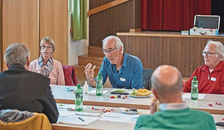 Engagierte Diskussionen bei der Erarbeitung eines Altersleitbilds in Ottenbach: «Wir müssen dafür sorgen, dass Informationen einfacher zugänglich werden.» (Bild Salomon Schneider)