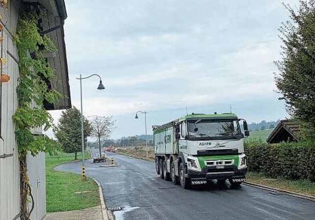 Ausgangs Uerzlikon Richtung Rossau fanden am Donnerstagmorgen Belagsarbeiten statt. Die Arbeiten für den Veloweg sind allerdings bis auf Weiteres eingestellt. (Bild Livia Häberling)