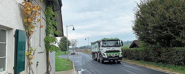 Ausgangs Uerzlikon Richtung Rossau fanden am Donnerstagmorgen Belagsarbeiten statt. Die Arbeiten für den Veloweg sind allerdings bis auf Weiteres eingestellt. (Bild Livia Häberling)
