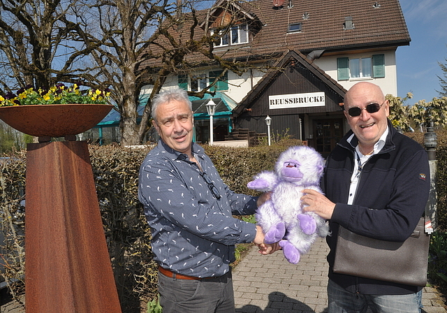 «Rüssbrugg»-Besitzer Heinz Sönning (rechts) überreicht Wirt Klaus Imhof ein Stofftier. Es soll die Landbeiz vor weiterem Unheil bewahren. (Bild Werner Schneiter)