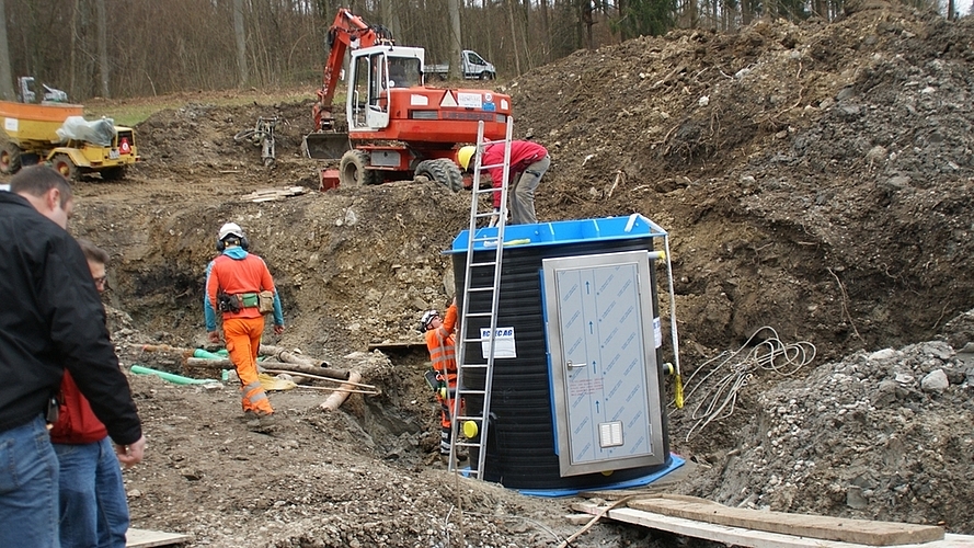 Die neue Brunnenstube ist vor Ort. Zuletzt wird nur noch die Tür zu sehen sein. (Bilder Thomas Stöckli)