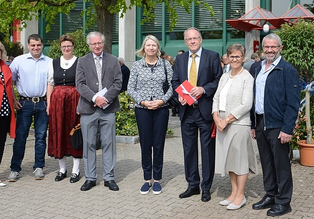 Eine dreiköpfige Delegation des Gemeinderats Aeugst dokumentierte die langjährige Verbundenheit der Gemeinde mit der Nationalspende und übergab Stiftungsratspräsident Werner Merk eine Publikation von Willy Hug über den Götschihof. Von links: Ho