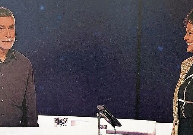 Bruno Heinzer mit Moderatorin Angélique Beldner auf der Quiz-Insel von «1 gegen 100». (Screenshot SRF)