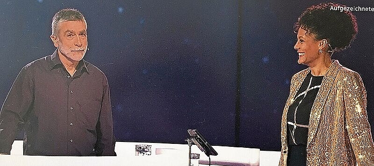 Bruno Heinzer mit Moderatorin Angélique Beldner auf der Quiz-Insel von «1 gegen 100». (Screenshot SRF)