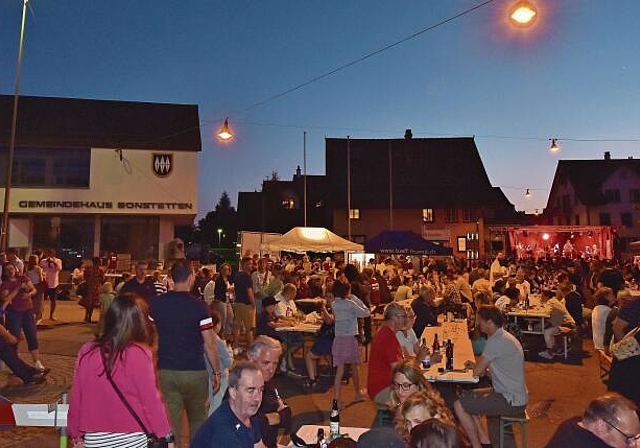 Sommerliche Piazza bei «Musig im Dorf» in Bonstetten. (Bild Werner Kriesi)