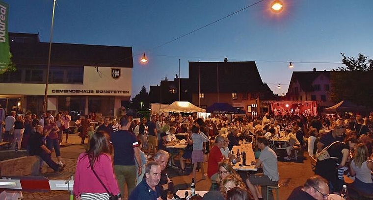 Sommerliche Piazza bei «Musig im Dorf» in Bonstetten. (Bild Werner Kriesi)