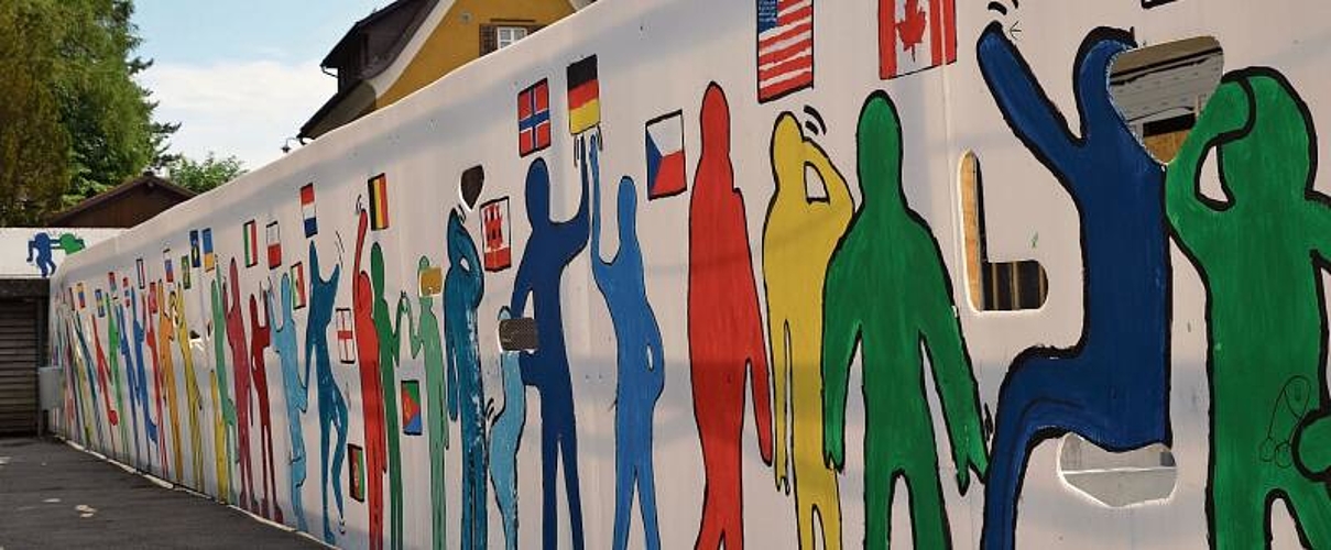 Die Schülerinnen und Schüler setzen Farbakzente. Das gilt für die Klassenzimmer, wie für den Baustellen-Sichtschutz.