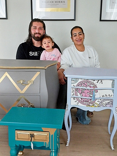 Daniel und Majra Ikic-Fleisch bringen Familie, Arbeiten für eine Bank und Upcyclen von Möbeln unter einen Hut. (Bilder Regula Zellweger)