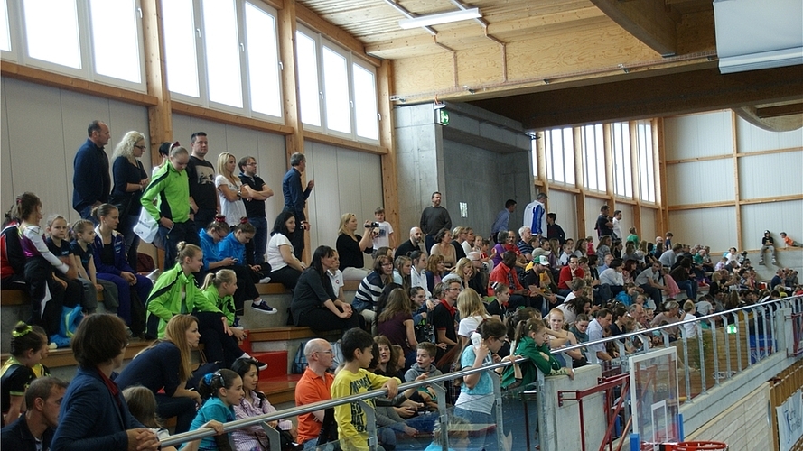 Zahlreiche Zuschauer verfolgen die spannenden Wettkämpfe in der Schachenhalle. 