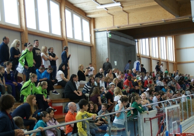 Zahlreiche Zuschauer verfolgen die spannenden Wettkämpfe in der Schachenhalle. 