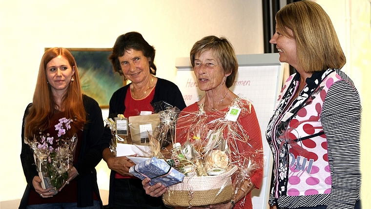 Von Projektleiterin Jana Weiss (rechts) wurden am Erfahrungsaustausch in Mettmenstetten dankend aus dem Tandem-Kreis verabschiedet (von links): Anja Scheidegger (Sozialdienst), Anna Günthard (Oberamt) und Ursula Schweizer (Kirchenpflege Mettmenstett