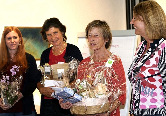 Von Projektleiterin Jana Weiss (rechts) wurden am Erfahrungsaustausch in Mettmenstetten dankend aus dem Tandem-Kreis verabschiedet (von links): Anja Scheidegger (Sozialdienst), Anna Günthard (Oberamt) und Ursula Schweizer (Kirchenpflege Mettmenstett
