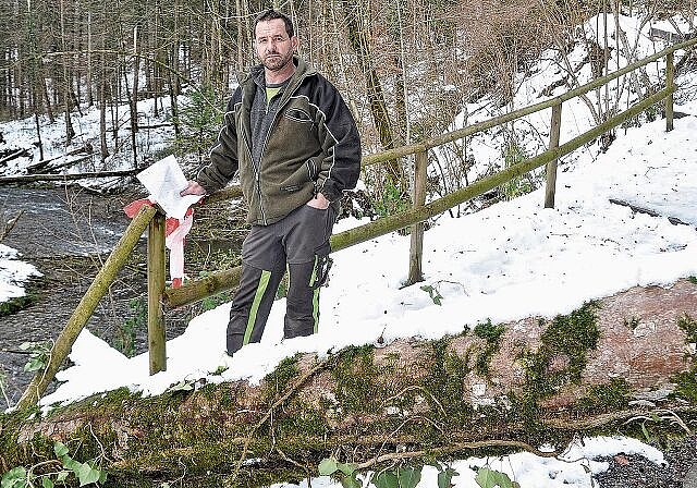 Mehr als anderswo hat der starke Schneefall Bäume im Jonentobel zu Fall gebracht: Förster Ueli Müller mit Fallholz, das über einem Wanderweg liegt. (Bild Werner Schneiter)