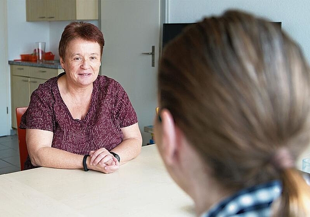Josy Molnar, Leiterin des Sozialtherapeutischen Wohnheims Central, im Gespräch mit Bewohnerin Christine M. (Bild kb.)