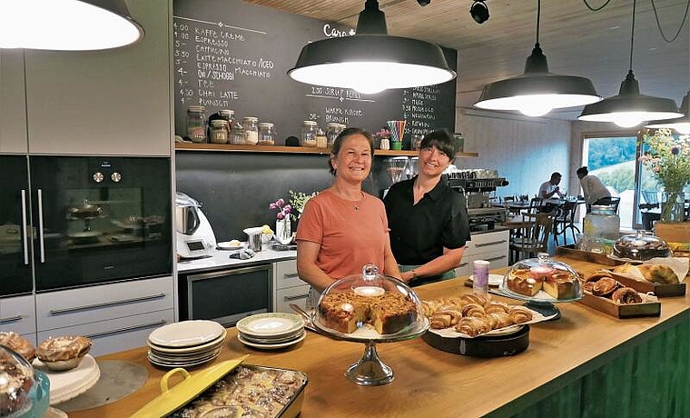 Caroline Röthlisberger (links) und Chantal Eberhard sind ein eingespieltes Team im Knonauer Stallkafi. (Bild Regula Zellweger)