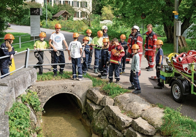 Mit der Motospritze wurde Wasser aus dem Bach angesogen. (Bilder Nico Ilic)