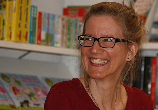 Krimiautorin Petra Ivanov fesselte die Besucher der Lesung in der Buchhandlung in Affoltern mit Textstellen aus ihrem neusten Krimi «Täuschungen» und mit persönlichen Informationen zu ihrem Leben als Schreibende. (Bild Regula Zellweger)