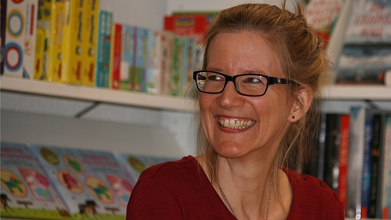 Krimiautorin Petra Ivanov fesselte die Besucher der Lesung in der Buchhandlung in Affoltern mit Textstellen aus ihrem neusten Krimi «Täuschungen» und mit persönlichen Informationen zu ihrem Leben als Schreibende. (Bild Regula Zellweger)