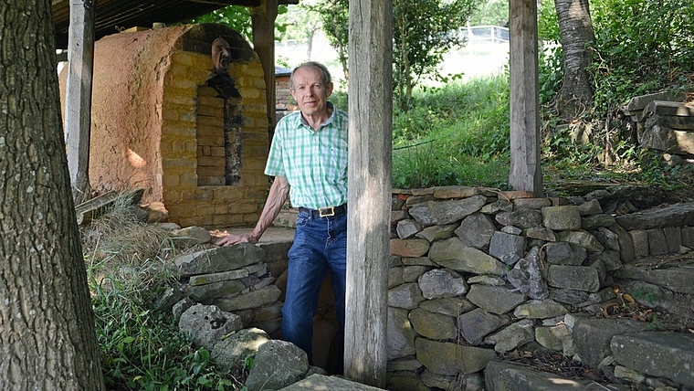 Johannes Weiss hat mit diesem Ofen getestet, wie das römische Tafelgeschirr Terra Sigillata gebrannt worden ist. Doch er kennt sich nicht nur in antiker Keramik aus: Dank dem archäologischen Grabungstechniker aus Aeugst sind die archäologischen Fu