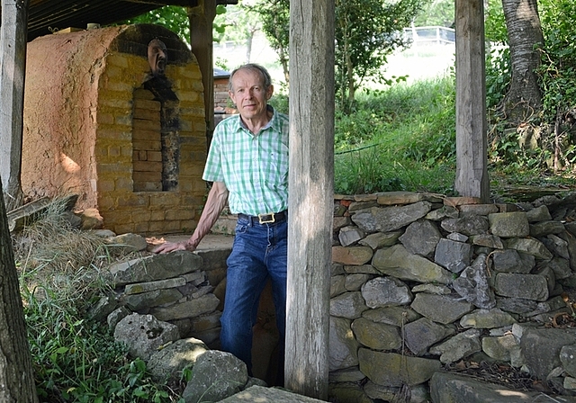 Johannes Weiss hat mit diesem Ofen getestet, wie das römische Tafelgeschirr Terra Sigillata gebrannt worden ist. Doch er kennt sich nicht nur in antiker Keramik aus: Dank dem archäologischen Grabungstechniker aus Aeugst sind die archäologischen Fu