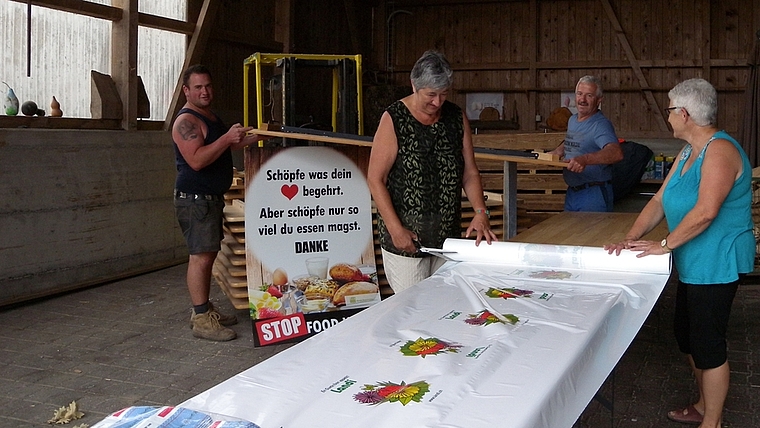 Vorbereitungen für den 1.-August-Brunch morgen auf dem Hof Stöckweid im Knonauer Uttenberg. <em>(Bild Marianne Voss)</em>