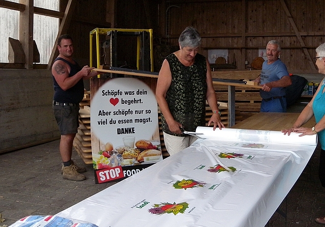 Vorbereitungen für den 1.-August-Brunch morgen auf dem Hof Stöckweid im Knonauer Uttenberg. <em>(Bild Marianne Voss)</em>