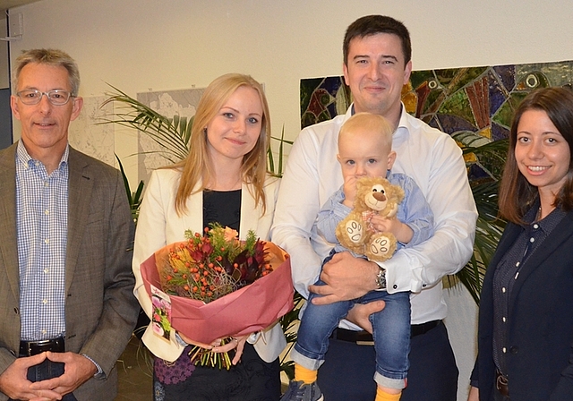 Der 14-monatige Jan ist der 5000. Mettmenstetter. Mit seinen Eltern wurde er durch Gemeindepräsident René Kälin (links) und Simona Räber (rechts), Leiterin der Einwohnerkontrolle, willkommen geheissen. <em>(Bild Thomas Stöckli)</em>