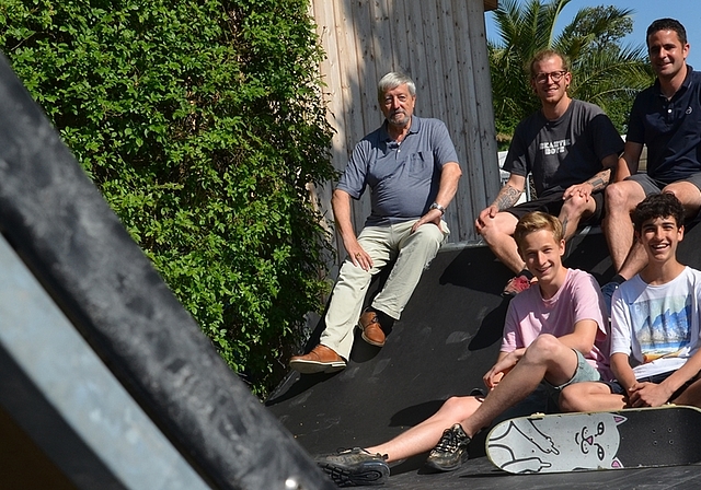 Zwei der jugendlichen Initianten: Léon und Said, mit (v.l.) Gemeinderat Edwin Ehrenbaum, Jugendarbeiter Patrik Biber und Jumpin-Chef Andreas Isoz. <em>(Bild Thomas Stöckli)</em>