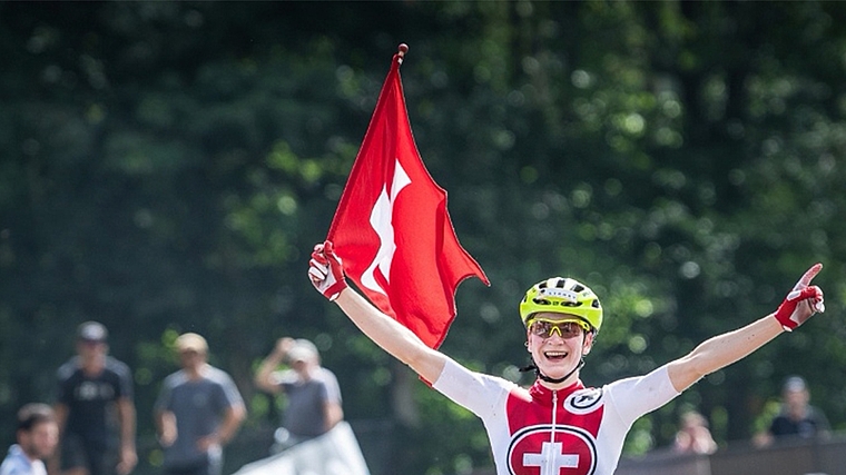 Jacqueline Schneebeli aus Hauptikon gewinnt Gold an den Mountainbike- Weltmeisterschaften in Mont-Sainte-Anne. <em>(Bild Armin Künstenbrück)</em>