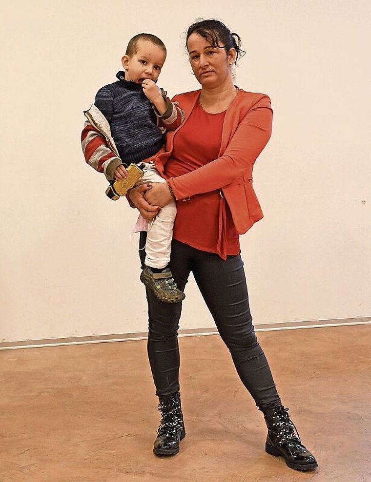 Judit Buchwald mit Sohn Andrin. Die 40-Jährige ist froh um die Unterstützung, die sie durch das Projekt «mitenand» erhält. (Bild Livia Häberling)