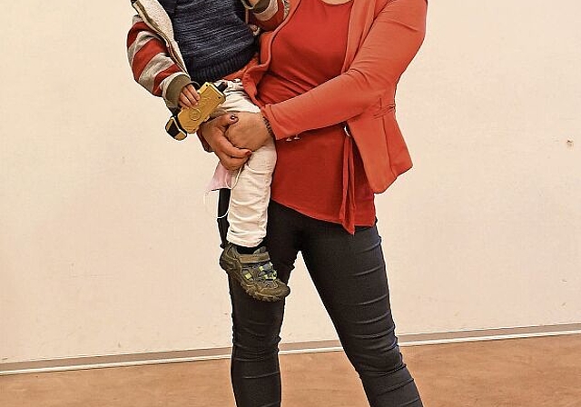 Judit Buchwald mit Sohn Andrin. Die 40-Jährige ist froh um die Unterstützung, die sie durch das Projekt «mitenand» erhält. (Bild Livia Häberling)
