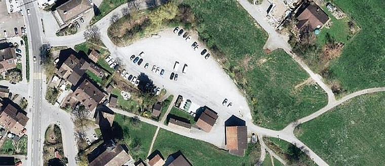 Die Ausgangslage um den Parkplatz Chratz in Hausen. (Bild zvg.)