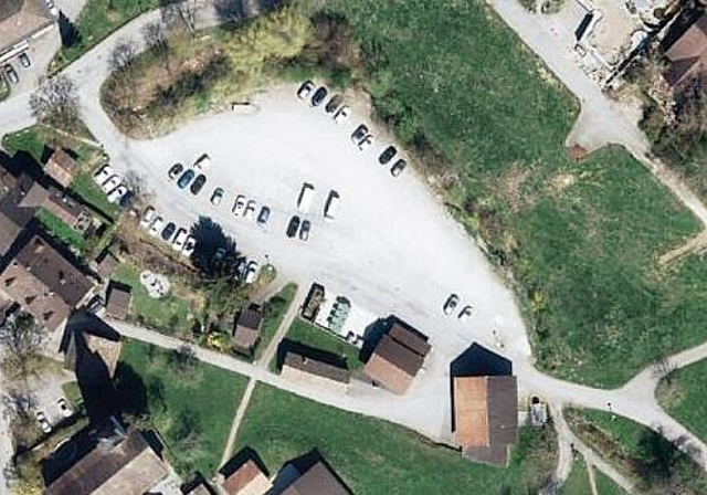 Die Ausgangslage um den Parkplatz Chratz in Hausen. (Bild zvg.)