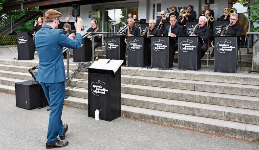 Die Apple’s Paradise Big Band um Bandleader Pascal Fernandes und Sängerin Dora Mester (ganz links) begleitete die Jubiläumsversammlung der GGA in der Stampfi Knonau mit stimmungsvollen Klängen. (Bilder Livia Häberling)