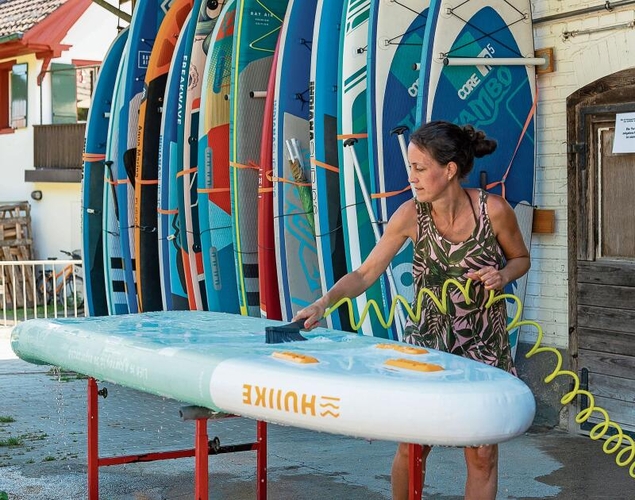 Die Stand-up-Paddlerin Christine Hegglin an der neuen SUP-Waschstation bei der Badi Türlen: Sie befürwortet die Anti-Quaggamuschel-Massnahme – wie offenbar der Grossteil der Paddler auf dem Türlersee. (Bilder Daniel Vaia)