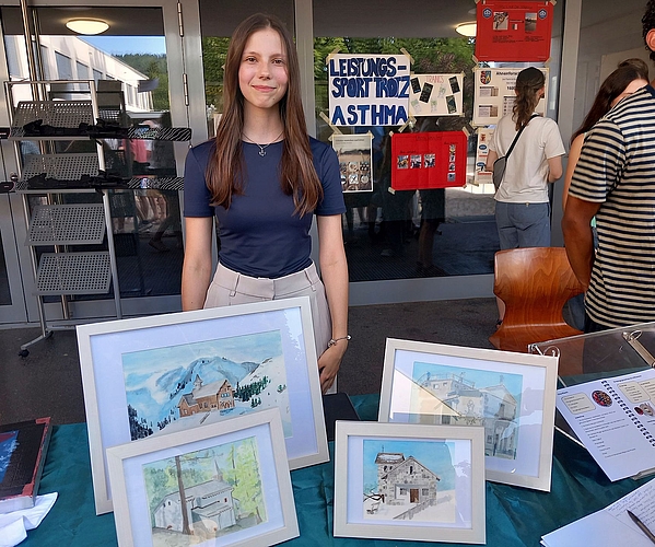 Melanie Stalder mit ihren Aquarellbildern zum Thema Kapellen. Melanie Stalder mit ihren Aquarellbildern zum Thema Kapellen.
