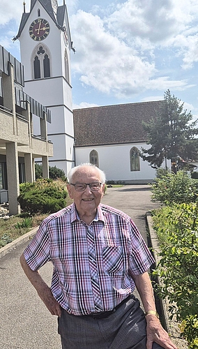 2021 wieder nach Mettmenstetten zurückgekehrt: Ernst Jud beim Gemeindehaus. Gemeindeversammlungen besucht der ehemalige Hedinger Gemeindepräsident in Mettmenstetten regelmässig. (Bild Werner Schneiter) 2021 wieder nach Mettmenstetten zurückgekehrt: Ernst Jud beim Gemeindehaus. Gemeindeversammlungen besucht der ehemalige Hedinger Gemeindepräsident in Mettmenstetten regelmässig. (Bild Werner Schneiter)