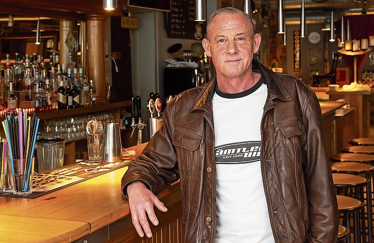 «Wichtig für den Erfolg sind Konstanz, gute Qualität, kompetente, langjährige Mitarbeiterinnen und Mitarbeiter und ein guter Gäste-Mix»: Sandro Quirici in seiner Bar in Affoltern. (Bild Daniel Vaia) «Wichtig für den Erfolg sind Konstanz, gute Qualität, kompetente, langjährige Mitarbeiterinnen und Mitarbeiter und ein guter Gäste-Mix»: Sandro Quirici in seiner Bar in Affoltern. (Bild Daniel Vaia)