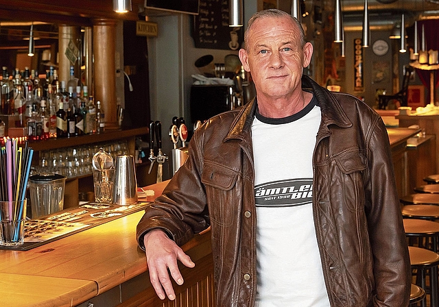 «Wichtig für den Erfolg sind Konstanz, gute Qualität, kompetente, langjährige Mitarbeiterinnen und Mitarbeiter und ein guter Gäste-Mix»: Sandro Quirici in seiner Bar in Affoltern. (Bild Daniel Vaia)