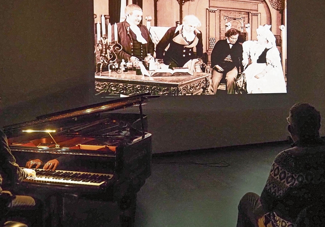 Der Pianist und Komponist Peter Zihlmann griff konzentriert und mit stetem Blick auf das Geschehen auf der Leinwand in die Tasten. Mit seinem differenzierten Spiel vertiefte er gezielt die Emotionen des Publikums. (Bilder Regula Zellweger)