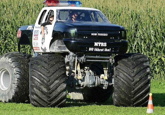 Gar nicht so einfach den US-Monster-Truck zu lenken. Die Tennisbälle müssen auf den Kegeln bleiben, sonst drohen 30 Strafsekunden.