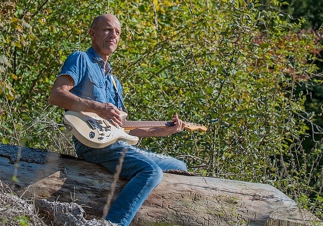 Fredi Früh hatte jahrelang Mühe, seinen Platz in der leistungsorientierten Welt zu finden. In der Musik hat er nicht nur seine Berufung gefunden, sondern auch Ruhe, Kraft und wiederkehrende Glücksmomente. (Bild Salomon Schneider)