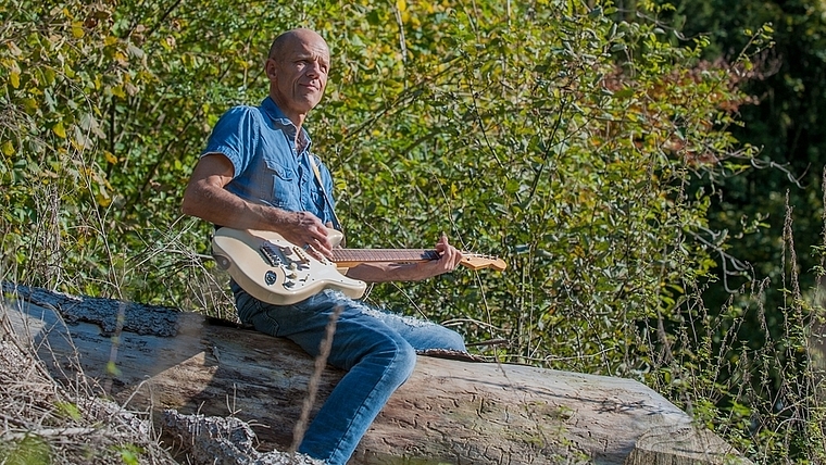 Fredi Früh hatte jahrelang Mühe, seinen Platz in der leistungsorientierten Welt zu finden. In der Musik hat er nicht nur seine Berufung gefunden, sondern auch Ruhe, Kraft und wiederkehrende Glücksmomente. (Bild Salomon Schneider)