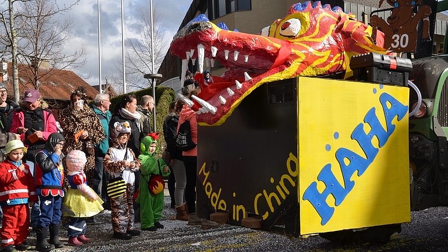Der Fernost-Drachen fasziniert auch die kleinen Fasnächtler. Der Fernost-Drachen fasziniert auch die kleinen Fasnächtler.