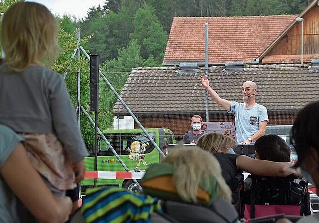Andrew Bond und sein «selbst erfundener Freund» Anders Andersson (Abbildung auf dem Auto im Hintergrund) haben ihr Publikum auf dem Sportplatz der Kinder-Reha in Affoltern bestens unterhalten. (Bild Thomas Stöckli)