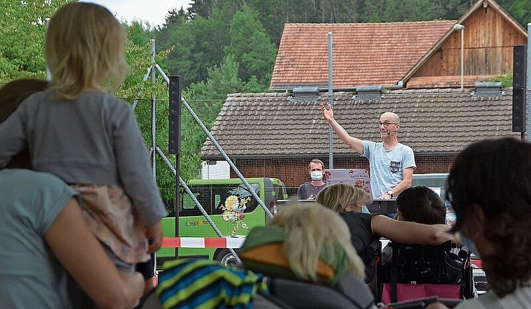 Andrew Bond und sein «selbst erfundener Freund» Anders Andersson (Abbildung auf dem Auto im Hintergrund) haben ihr Publikum auf dem Sportplatz der Kinder-Reha in Affoltern bestens unterhalten. (Bild Thomas Stöckli)