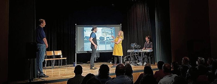 Jedes Foto lieferte Romeo Meyer (v.l.) Niggi Hégelé und Simone Schwegler das Stichwort für eine Geschichte. (Bild Rahel Malgo)