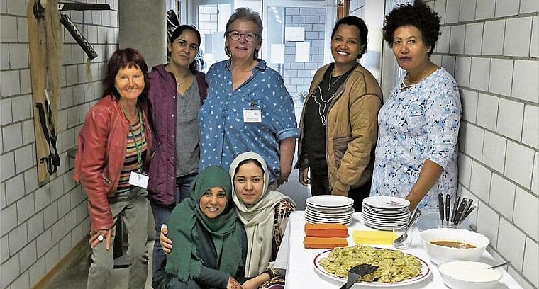Die Frauen der Gruppe «Wie Frauen» bereiteten den Apéro riche vor, 
unterstützt von Barbara Meister, Leiterin Bereich Deutschunterricht 
(ganz links), und Elisabeth Huber (hinten Mitte). (Bild Regula Zellweger)