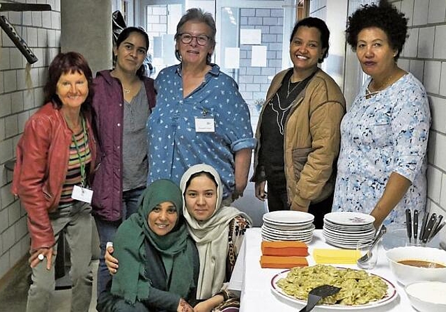 Die Frauen der Gruppe «Wie Frauen» bereiteten den Apéro riche vor, 
unterstützt von Barbara Meister, Leiterin Bereich Deutschunterricht 
(ganz links), und Elisabeth Huber (hinten Mitte). (Bild Regula Zellweger)