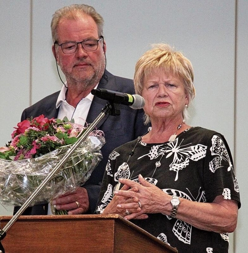 Stallikons Gemeindepräsident Reto Bernhard bei der Verabschiedung von Gemeinderätin Monika Rohr. (Bilder Florian Hofer)
